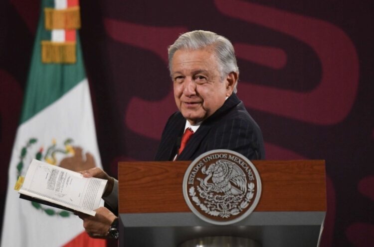 López Obrador avizora "porvenir justo para los mexicanos"