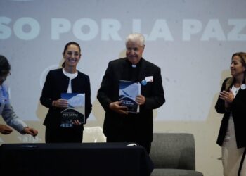 Claudia Sheinbaum firma "Compromiso Por la Paz" de la CEM pese a diferencias