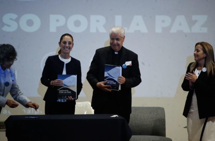 Claudia Sheinbaum firma "Compromiso Por la Paz" de la CEM pese a diferencias