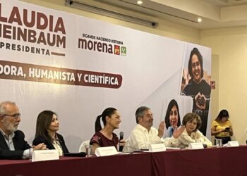 Claudia Sheinbaum ofrece universalizar educación media superior y salarios justos a maestros