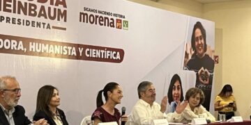 Claudia Sheinbaum ofrece universalizar educación media superior y salarios justos a maestros