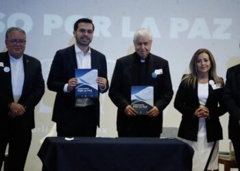Jorge Álvarez Máynez firma Compromiso por la Paz de la CEM
