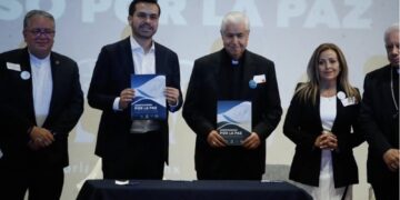 Jorge Álvarez Máynez firma Compromiso por la Paz de la CEM