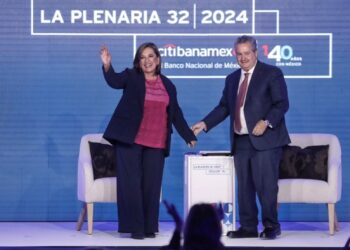 Xóchitl Gálvez analiza retomar el aeropuerto de Texcoco