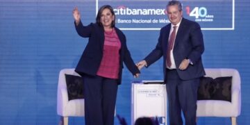 Xóchitl Gálvez analiza retomar el aeropuerto de Texcoco