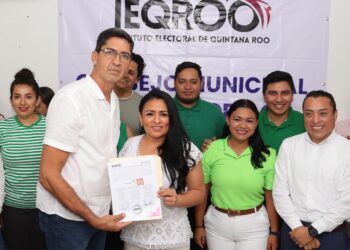 Blanca Merari Tziu recibe constancia como candidata a presidenta municipal de Puerto Morelos