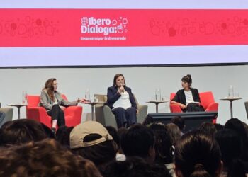 Comparte Xóchitl Gálvez diálogo con estudiantes de la Ibero