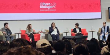Comparte Xóchitl Gálvez diálogo con estudiantes de la Ibero
