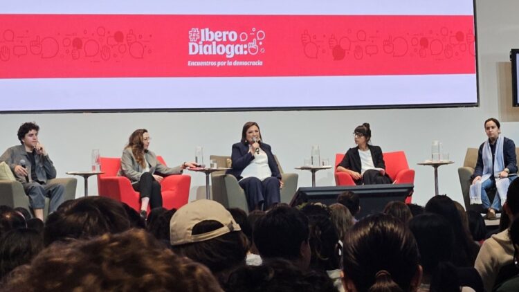 Comparte Xóchitl Gálvez diálogo con estudiantes de la Ibero
