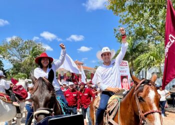 Bonfil arropa a Mildred Ávila y a Eugenio Segura