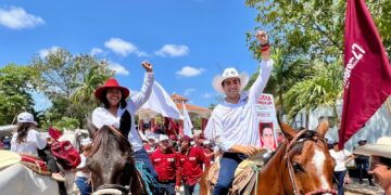 Bonfil arropa a Mildred Ávila y a Eugenio Segura