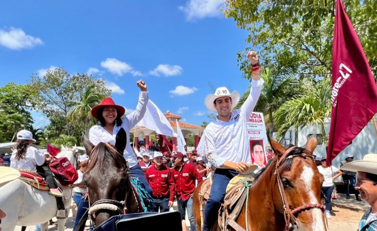 Bonfil arropa a Mildred Ávila y a Eugenio Segura