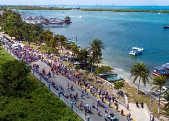 Realizan tradicional Viacrucis Viviente en Isla Mujeres