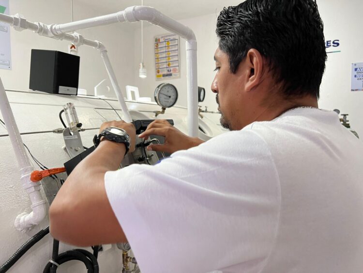 Gobierno de Isla Mujeres refuerza servicios de salud con mantenimiento integral de la cámara hiperbárica