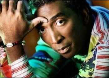 Cantándole a la gente con amor