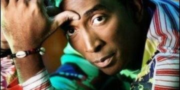 Cantándole a la gente con amor