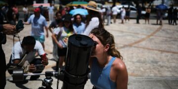 Realizan con éxito convocatoria en observación del eclipse solar en planetarios del COQHCYT