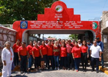 Dan taxistas de Isla Mujeres total respaldo a Atenea Gómez