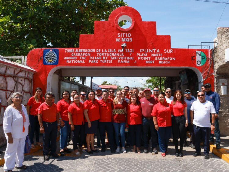 Dan taxistas de Isla Mujeres total respaldo a Atenea Gómez