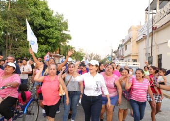 Apoyan vecinos de la Colosio a Lili Campos y que siga la renovación en Playa del Carmen