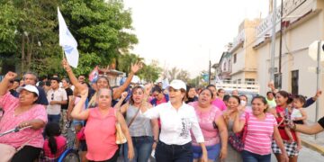 Apoyan vecinos de la Colosio a Lili Campos y que siga la renovación en Playa del Carmen