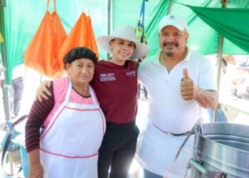 Con firme compromiso con la transformación, Ana Paty Peralta recorre tianguis de la SM 100