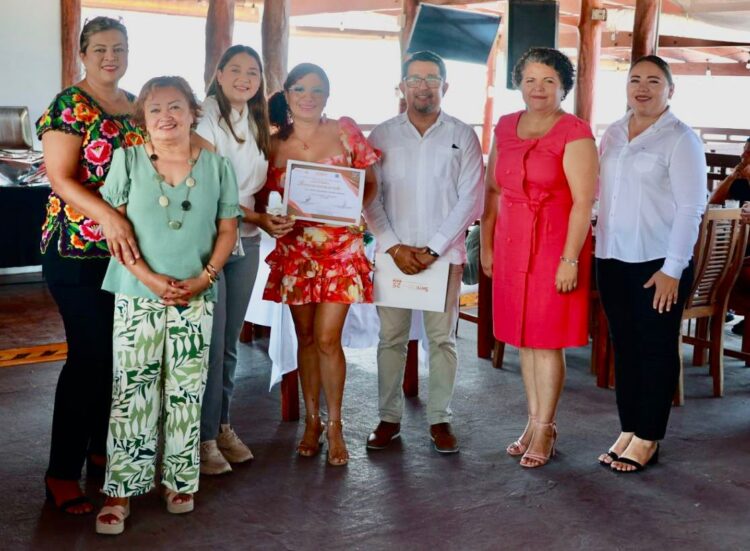 Realizan conmemoración del Día del Educador y de la Educadora en Isla Mujeres