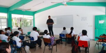 Imparten platica "Prevención de la violencia en el ámbito digital" en Isla Mujeres