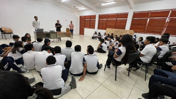 Brindan plática de lenguaje inclusivo a estudiantes de Puerto Morelos