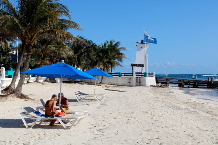 Verifican playas de Puerto Morelos certificadas con distintivo "Blue Flag"