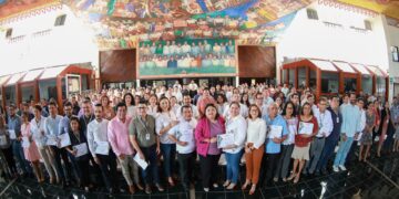XVII Legislatura entrega estímulos y reconocimientos a personal sobresaliente