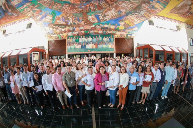 XVII Legislatura entrega estímulos y reconocimientos a personal sobresaliente