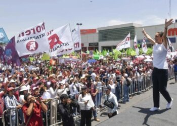 Un aumento salarial para el magisterio, ofrece Claudia Sheinbaum