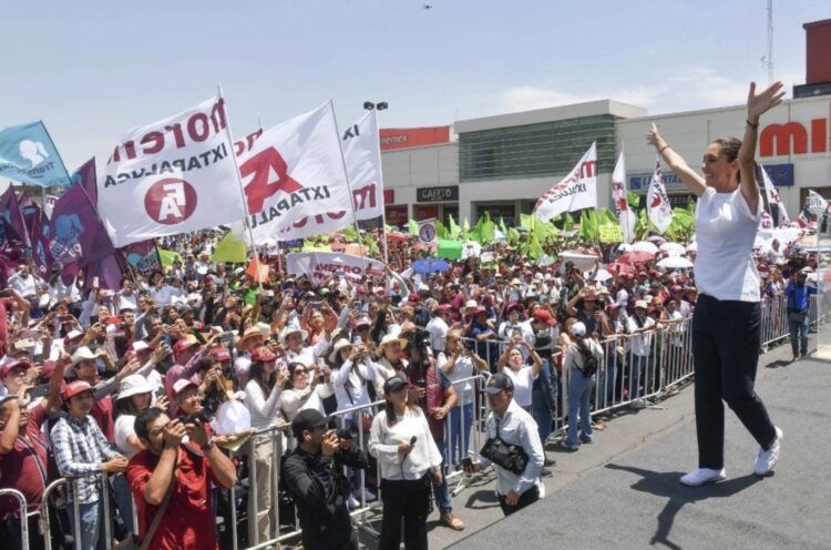 Un aumento salarial para el magisterio, ofrece Claudia Sheinbaum