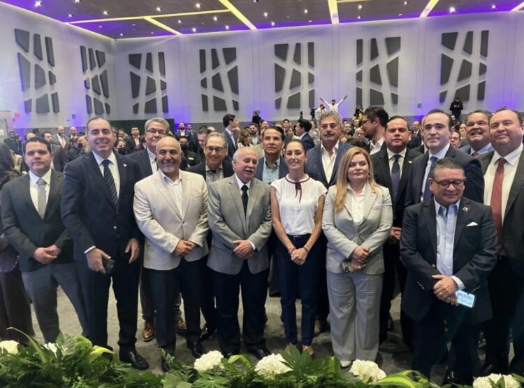 Claudia Sheinbaum ofrece construir cien parques industriales