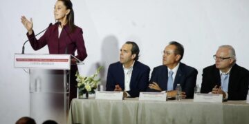 Claudia Sheinbaum promete ante empresarios mayor salario mínimo sin afectar inflación