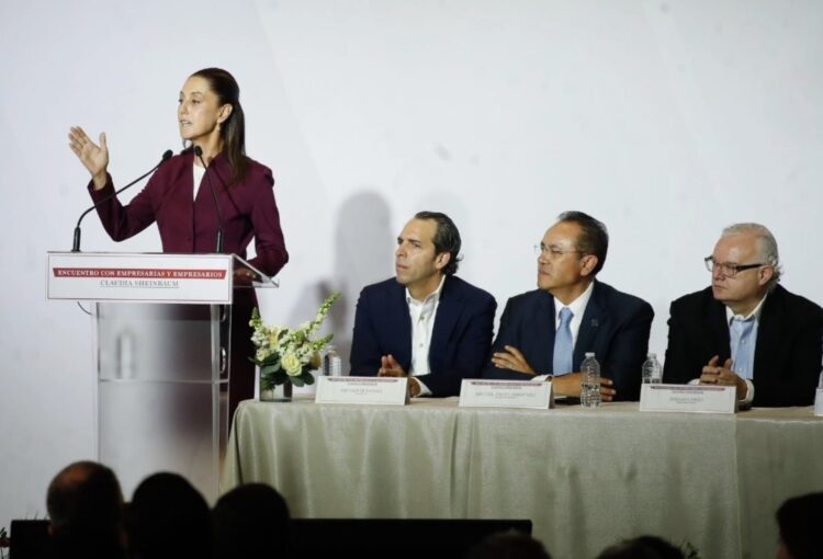 Claudia Sheinbaum promete ante empresarios mayor salario mínimo sin afectar inflación