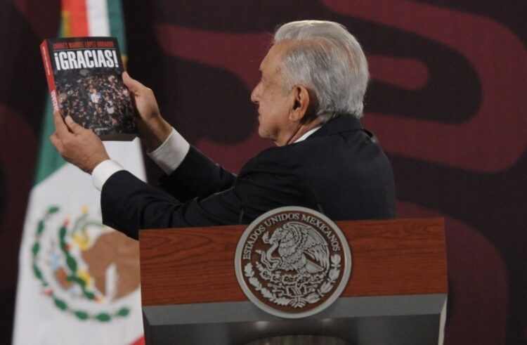 TEPJF rechaza revisar contenido del libro “Gracias” de AMLO