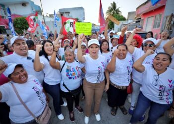 Lili Campos recibe respaldo total de vecinos de Villamar I