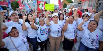 Lili Campos recibe respaldo total de vecinos de Villamar I