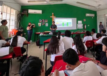 Imparten plática sobre conservación de las tortugas marinas en Puerto Morelos