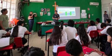 Imparten plática sobre conservación de las tortugas marinas en Puerto Morelos