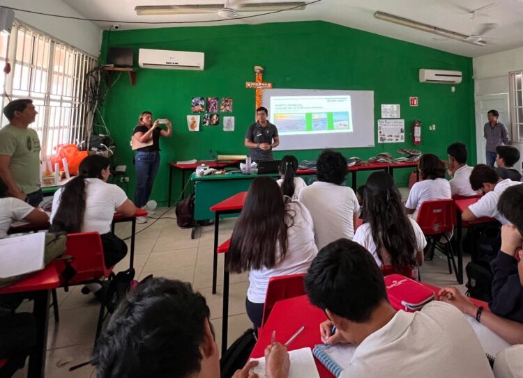 Imparten plática sobre conservación de las tortugas marinas en Puerto Morelos