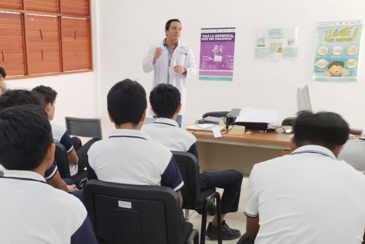 Imparten plática a jóvenes de Puerto Morelos sobre drogadicción y tabaquismo