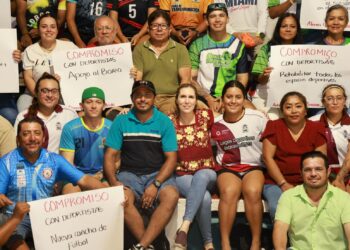 Dialoga Atenea Gómez con deportistas de Isla Mujeres