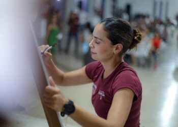 Ana Paty Peralta firma acuerdo por la justicia social de colonias no municipalizadas