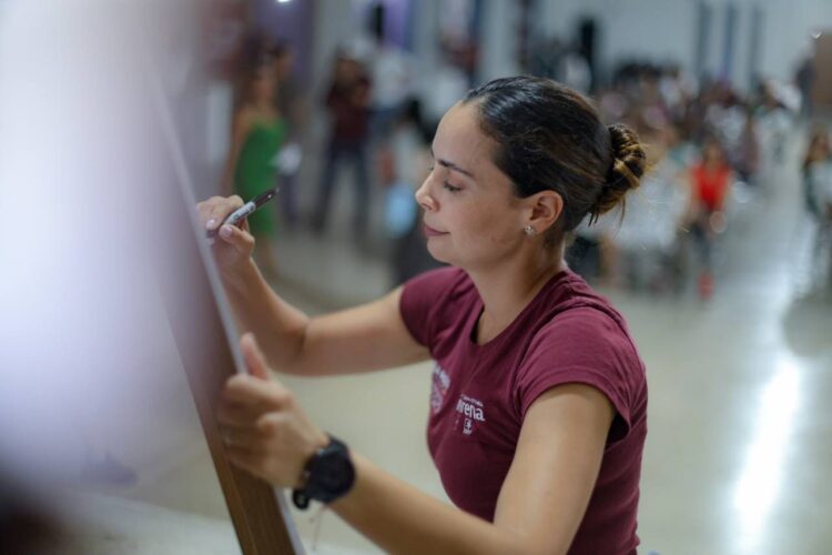 Ana Paty Peralta firma acuerdo por la justicia social de colonias no municipalizadas