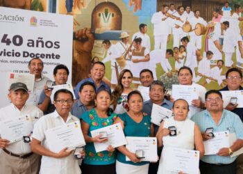 Reconocen a personal docente en Quintana Roo por 30 y 40 años de servicio en el Día de la Maestra y el Maestro