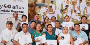 Reconocen a personal docente en Quintana Roo por 30 y 40 años de servicio en el Día de la Maestra y el Maestro
