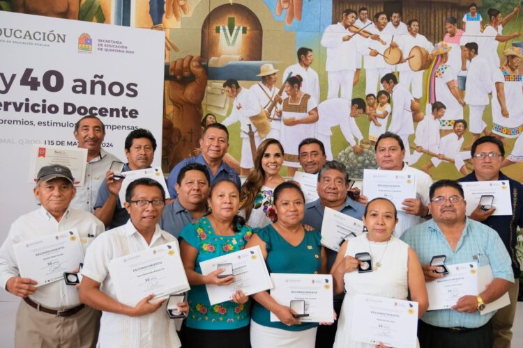 Reconocen a personal docente en Quintana Roo por 30 y 40 años de servicio en el Día de la Maestra y el Maestro